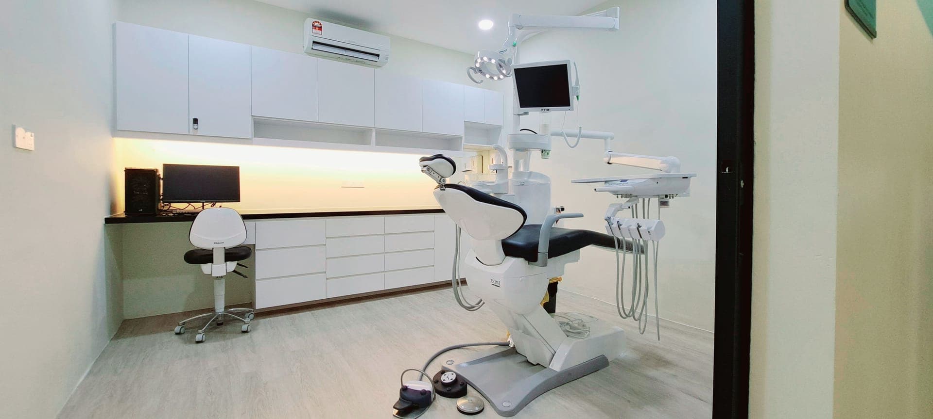 JDental Specialists surgery room